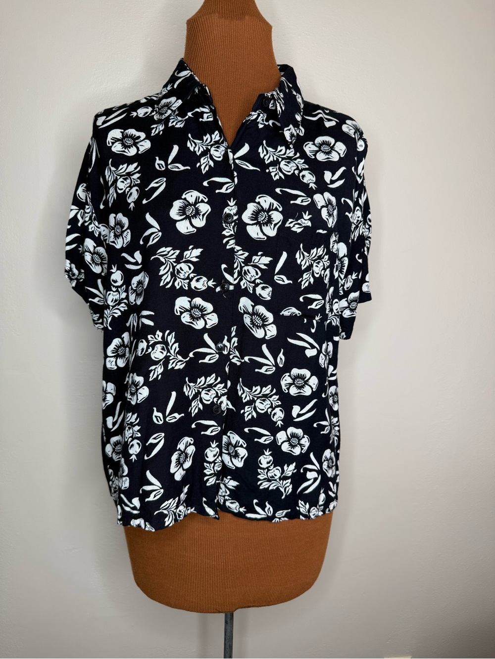 AJs Denimwear Black Floral Button-Up Short Sleeve Top Size Large